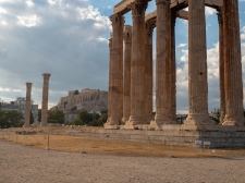 Colonnes conservées d'un temple avec en arrière-plan l'acropole